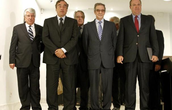 El presidente de Telefónica, César Alierta (2d), junto al presidente de la CEOE, Juan Rosell (2i) y otros empresarios en un acto del Consejo para la Competitividad. .