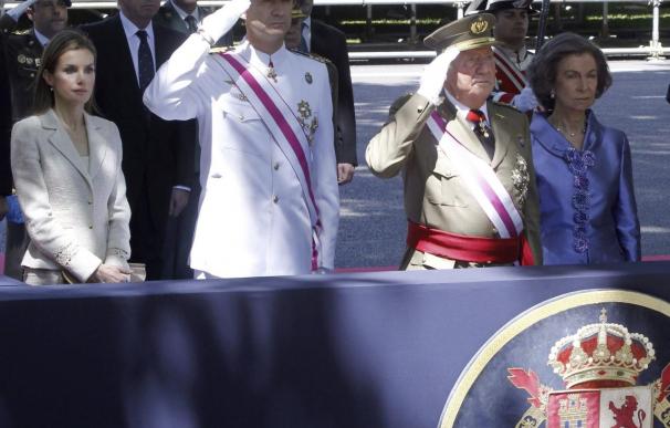 Los Reyes y Príncipes, entre aplausos, presiden el Día de las Fuerzas Armadas