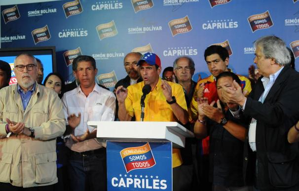 Maduro obtiene una ajustadísima victoria que el opositor Capriles no reconoce