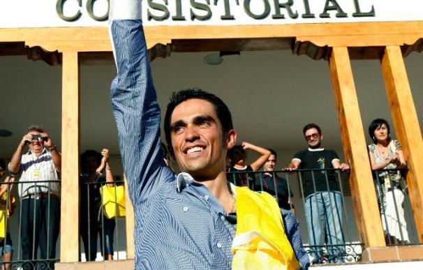 Pinto hace oficial el nombramiento de Alberto Contador como hijo predilecto
