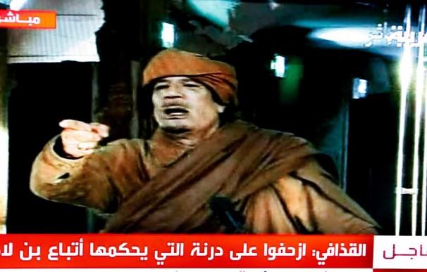 Gadafi amenaza con bombardear a los manifestantes en Zauiya