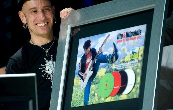 Fito recibe el cuádruple disco de platino por las ventas de su último trabajo