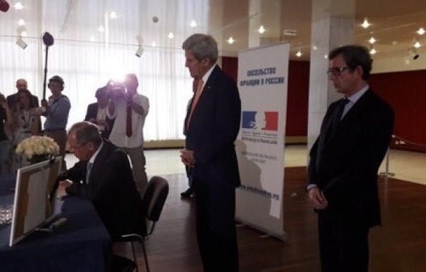 Kerry y Lavrov firman el libro de condolencias de la Embajada francesa en Moscú