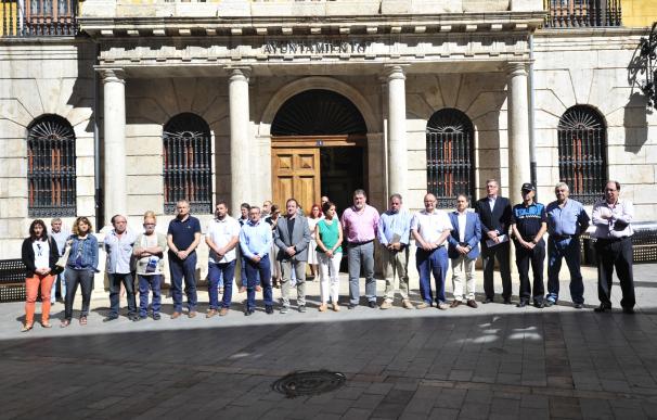 Instituciones y ciudadanos de Teruel guardan un minuto de silencio por las víctimas