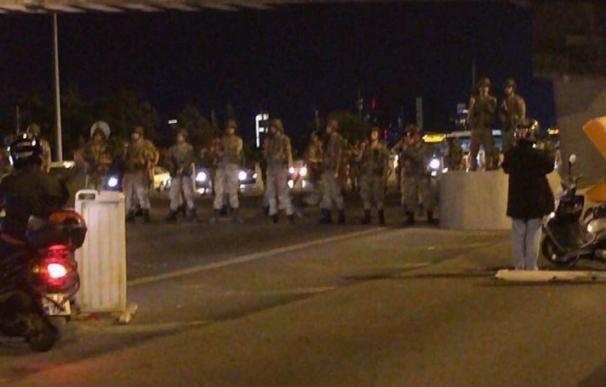 Cazas turcos sobrevuelan Ankara a baja altura y tropas cortan el acceso a los puentes de Estambul