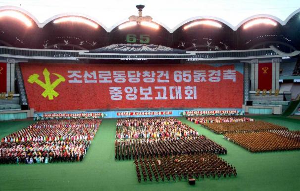 Kim Jong-il y su hijo menor asisten a desfile militar por 65 años del partido