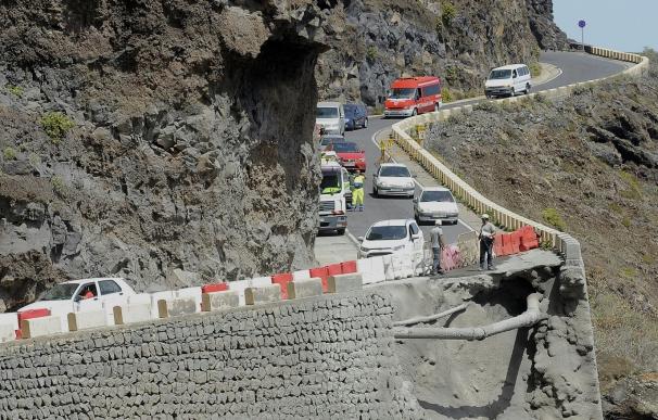 Termina el traslado de los 67 vehículos que quedaron aislados tras el derrumbe de Teno (Tenerife)