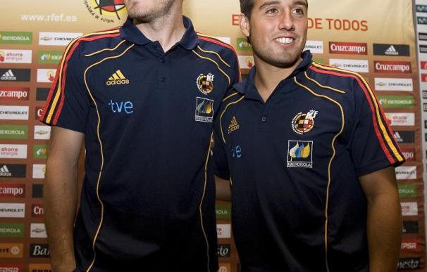 Casillas y Cazorla posan en un acto de la selección española
