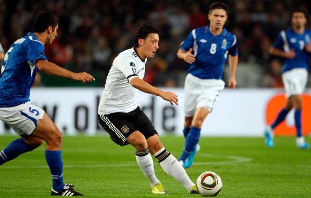 Özil asegura que juega "de todo corazón con Alemania"