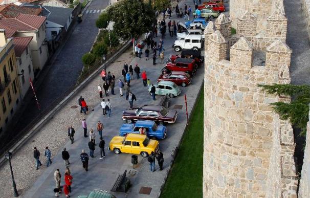 Medio centenar de coches históricos se reúnen junto a la muralla de Ávila