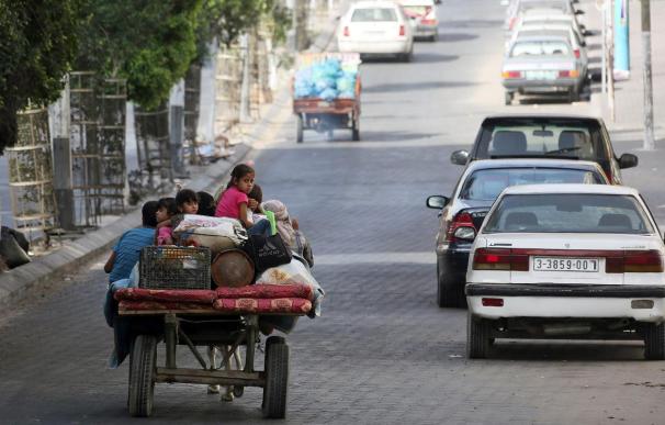 Miles de personas huyen entre avisos de Israel de que endurecerá sus ataques