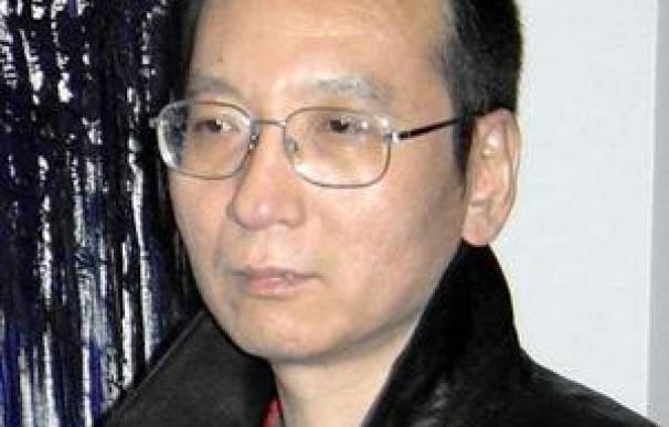 Liu Xiaobo recibe en la cárcel a su mujer, que le da la noticia