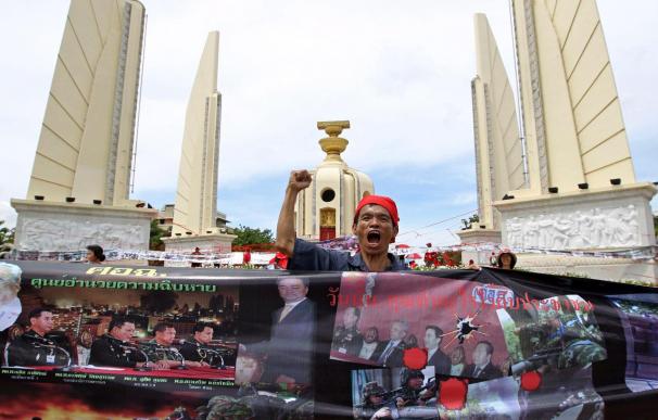 Los "camisas rojas" regresan a las calles de Bangkok pese al estado de excepción