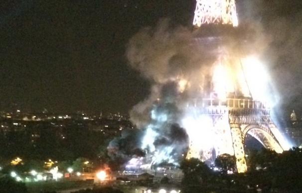 El fuego en la Torre Eiffel existió pero no fue causado por un ataque