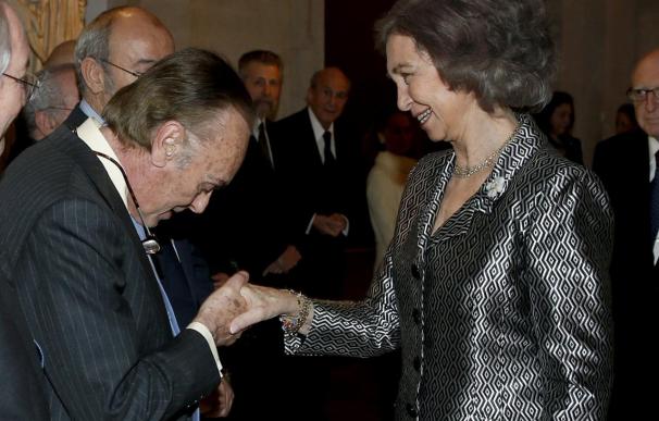 La Reina admira en El Prado las obras donadas por la familia Várez Fisa