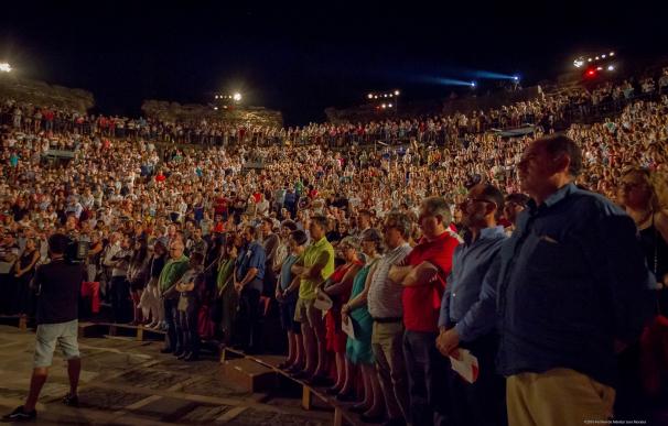 El público del Festival de Teatro Clásico de Mérida guarda un minuto de silencio en el Teatro Romano