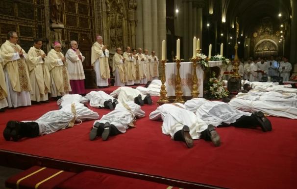 El arzobispo de Toledo ordena trece presbíteros y siete diáconos en la Catedral