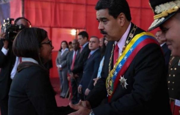 Maduro condecora a la canciller Rodríguez, tras su labor en la sesión de la OEA