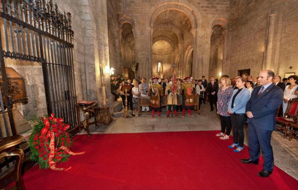 Las instituciones forales homenajean en Leyre a los Reyes y Reinas de Navarra