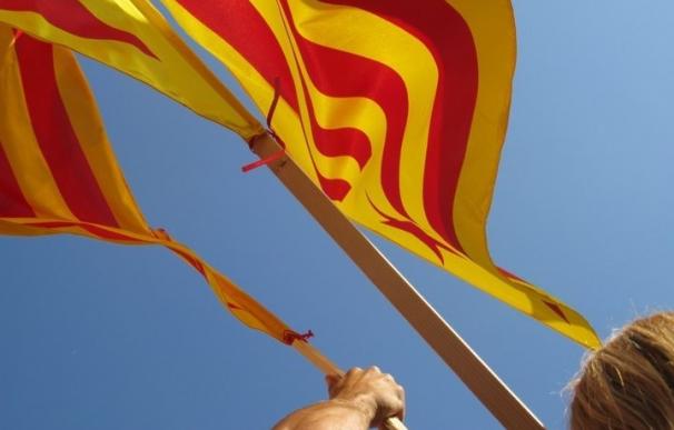 Una persona sostiene una senyera catalana.