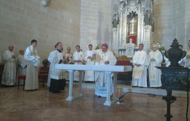 El obispo de Jerez (Cádiz) consagra el altar de la iglesia de Santiago, devuelto al culto tras doce años cerrado