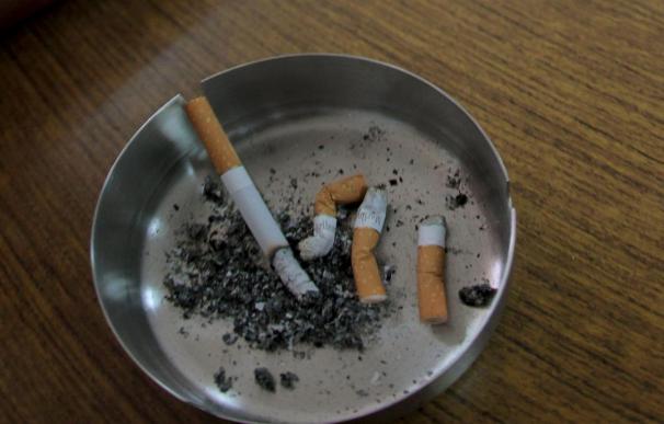 Espectadores de TVE advierten de que se fuma mucho en "Amar en tiempos revueltos"