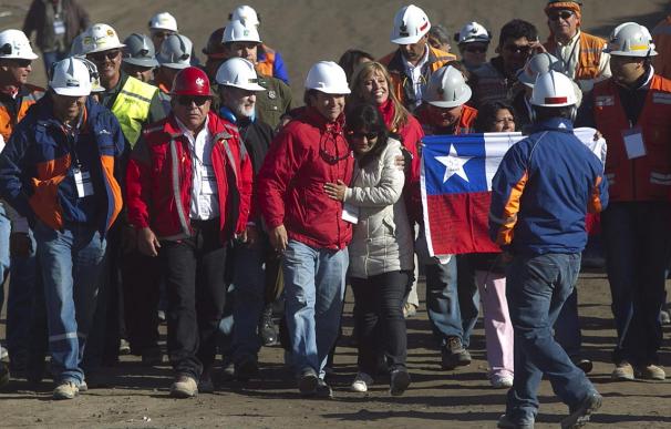 La perforadora más avanzada llega a donde están atrapados los mineros chilenos