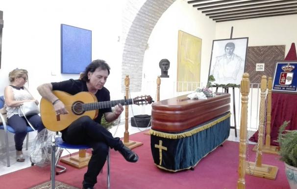 El cantaor José Menese recibe en su capilla ardiente la despedida de artistas y vecinos de La Puebla de Cazalla