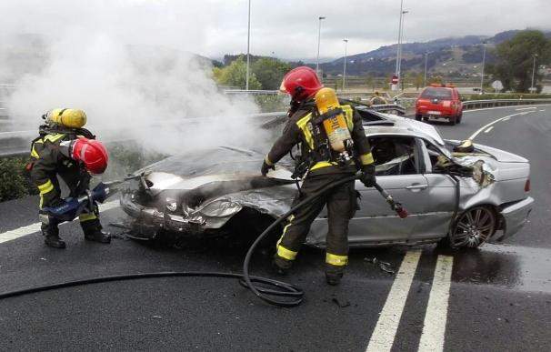 Ilesos los ocupantes de un coche que se incendió tras dar dos vueltas de campana en la A8