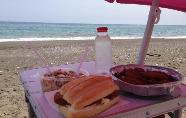 Un asador de pollos reparte comida casera por las playas de Málaga