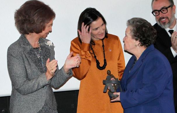 Galiana recibe el premio Cine y Valores Sociales 2010 de manos de la Reina