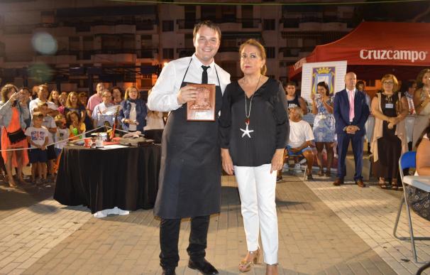 Alexandru Irimea se alza con el primer premio del IV Concurso nacional de cortadores de jamón de Punta Umbría