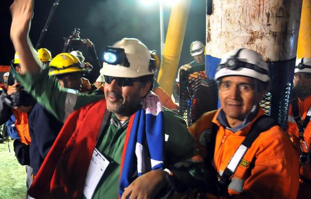 Los mineros chilenos llegan a Madrid para participar en un programa de TV