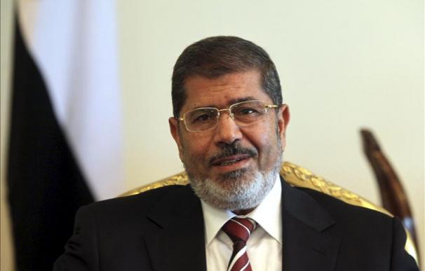 Tribunal Constitucional egipcio advierte a Mursi que debe acatar sus fallos