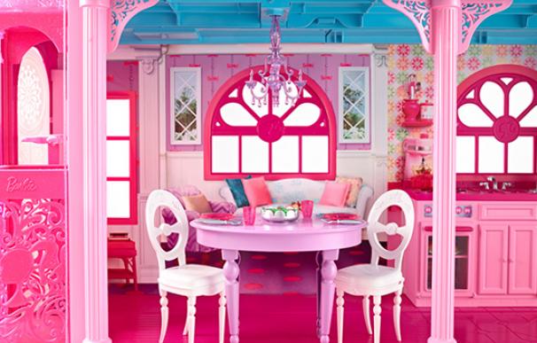 El salón-comedor de una casa Barbie.