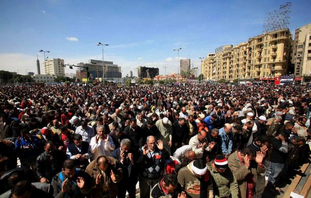 Miles de egipcios cristianos y musulmanes se manifiestan en la plaza Tahrir por la unidad