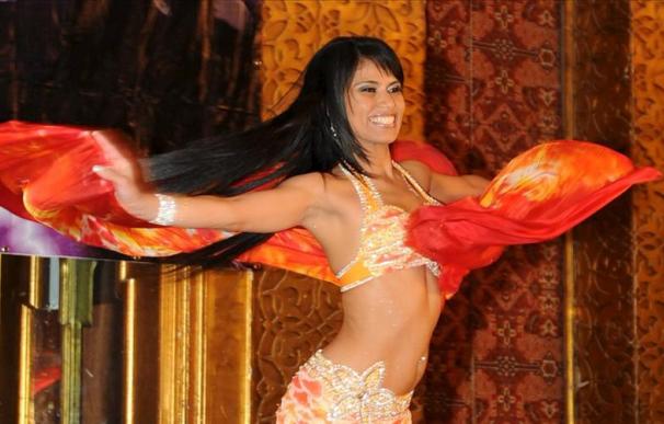 Ajenas a los islamistas, bailarinas del vientre del mundo danzan en El Cairo