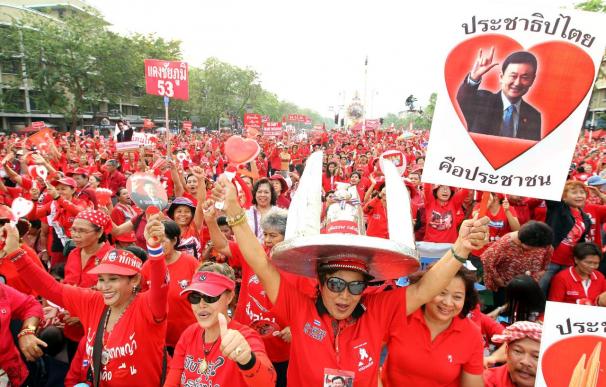 Los "camisas rojas" vuelven a la calle en el aniversario del comienzo de las protestas