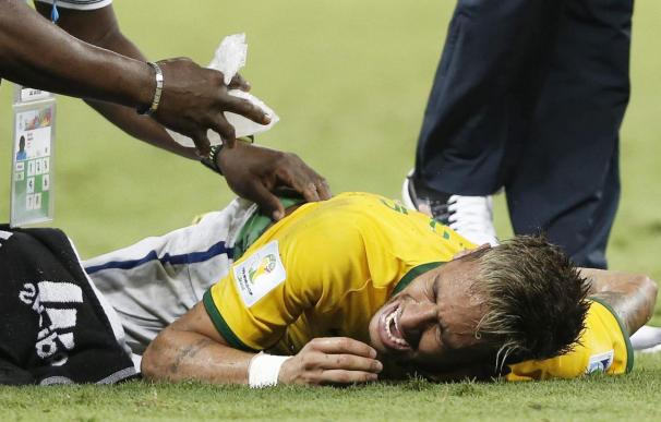 Neymar deja la concentración de Brasil en helicóptero para tratarse su lesión
