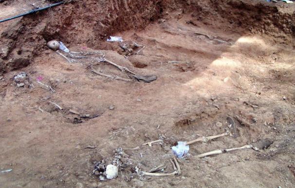 Hallan los primeros restos de fusilados en una fosa común de Cazalla de la Sierra