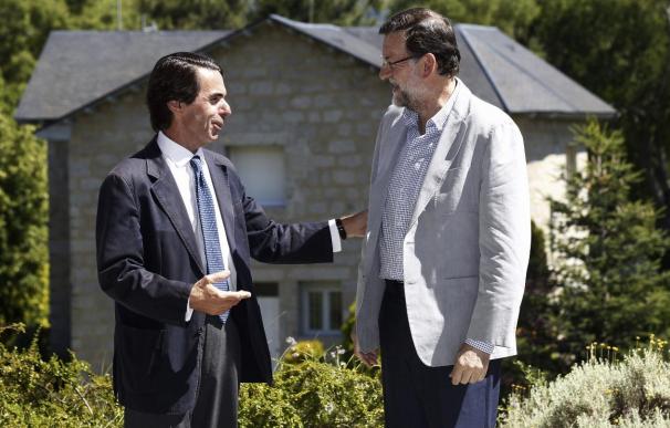 Rajoy y Aznar conversan brevemente antes de la clausura del campus FAES
