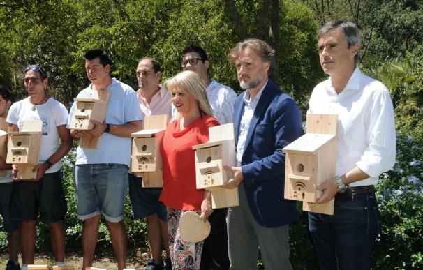 Fiscal asiste a la colocación de un centenar de cajas nido en el jardín de El Altillo de Jerez