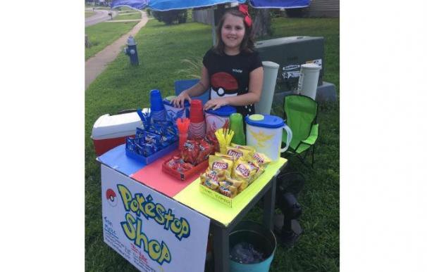Una niña gana 200 dólares al día vendiendo limonada a jugadores de Pokémon Go