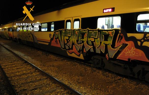 Sorprendidos cuatro jóvenes cuando realizaban pintadas en los vagones de un tren en la estación de Llerena