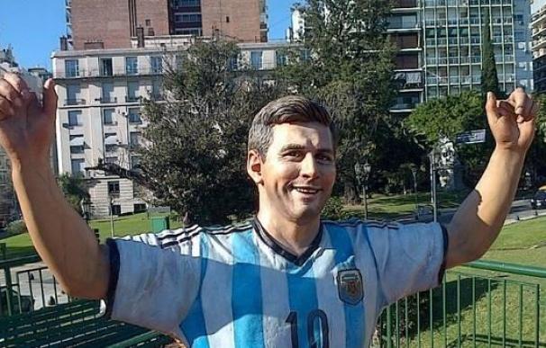 La estatua de Messi, sin dedos índices