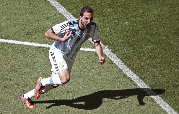 Higuaín acerca a Argentina a las semifinales en el primer tiempo