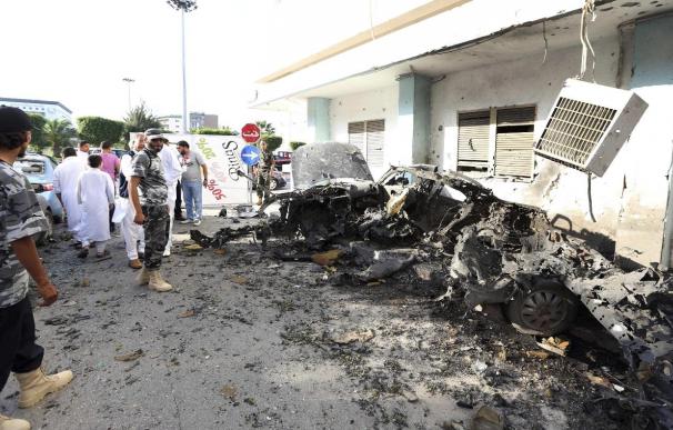 Dos heridos en un atentado con coche bomba contra la embajada francesa en Trípoli