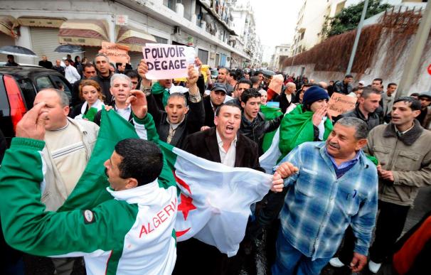 Estudiantes exigen ante la Presidencia argelina la refundación de la Universidad