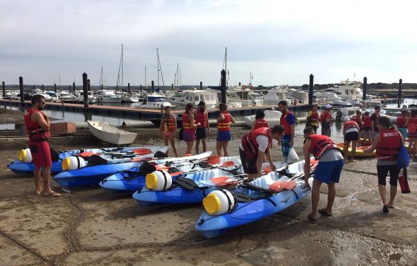 Islantilla organiza jornadas gratuitas de iniciación al paddle surf y al kayak a través de las redes sociales