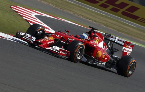 Rosberg y Hamilton, por delante de Alonso en el primer libre de Silverstone